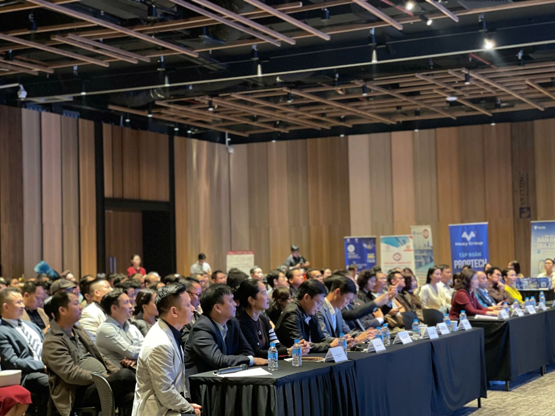 hang-tram-doanh-nghiep-tham-gia